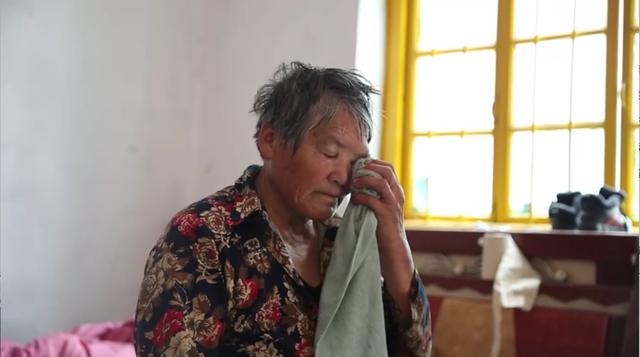 男子留下遗腹子,4年后妻子也撒手人寰,6旬奶奶哭瞎右眼带大孤孙