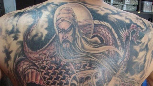 黑社会身上纹身关公,为啥都是闭眼的?纹身师:这是一个禁忌!