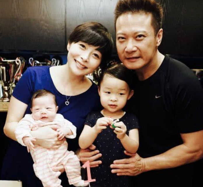 谁能想到,"琵琶精"嫁给了"杨戬",44岁了还像个少女