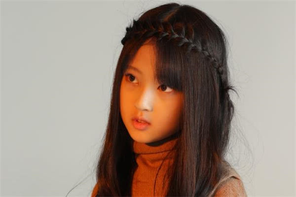 《甜蜜暴击》中的明珠,浓妆亮相撞脸张子枫,网友:傻傻分不清!