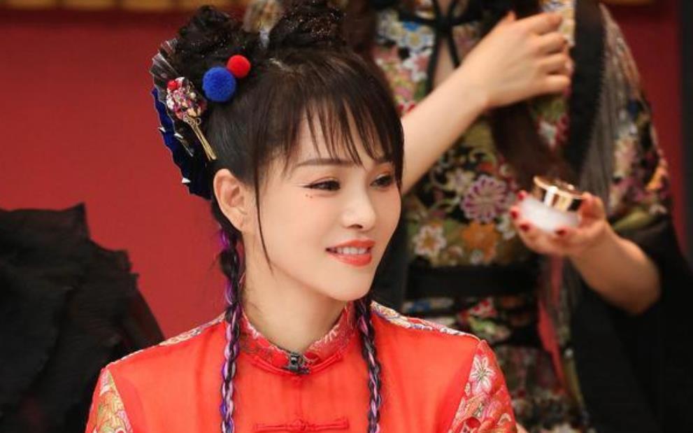 伊能静跳宅舞,网友群嘲装嫩过度