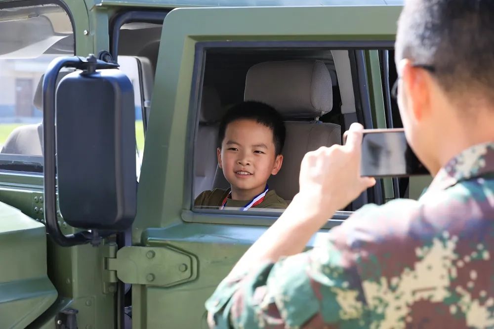 爸爸去哪儿了?夏令营里找找看!