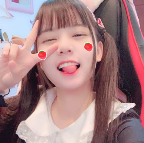 路人偶遇抖音火线妹,合照后真实身高曝光,网友:比冯提莫还要矮