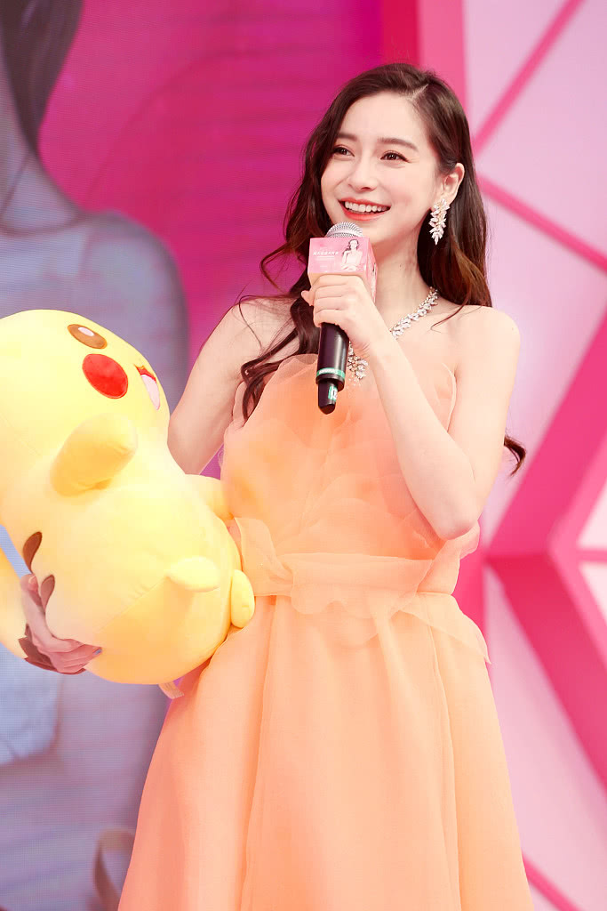 安卓拉北鼻,穿这么仙,实在是太好看啦!想做那个皮卡丘么?