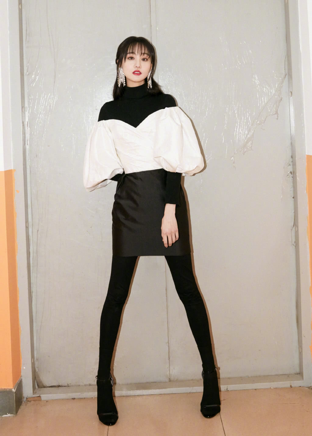 这身运动装是比较修身的款式,但郑爽的瘦是出