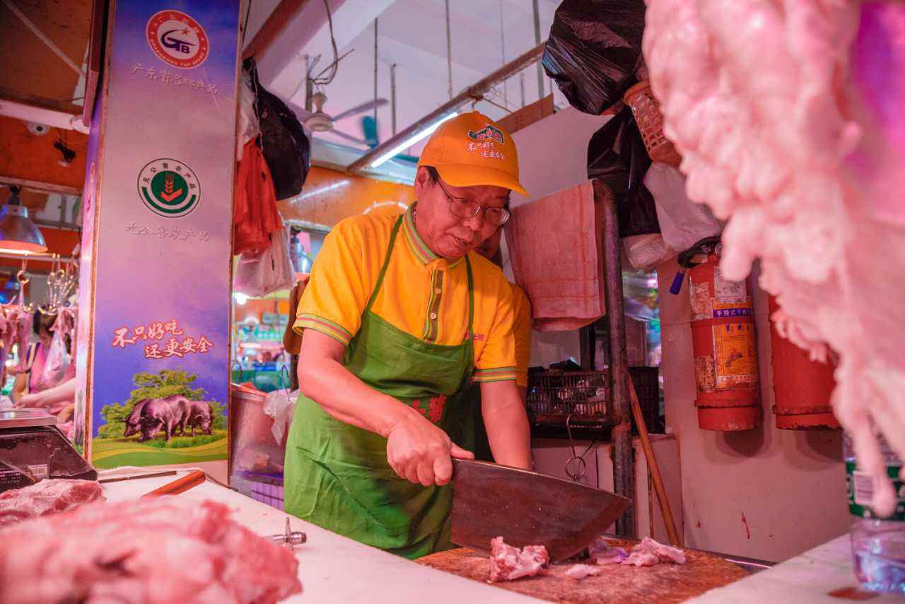 北大才子卖猪肉,如今身家41亿,他花2亿为乡亲建258套别墅反被骂