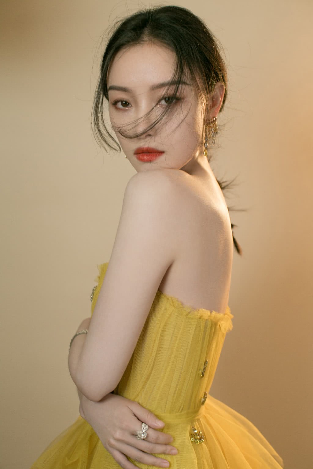 倪妮气质真是没得说,穿黄色抹胸轻纱裙,秀"直角肩"优雅大气