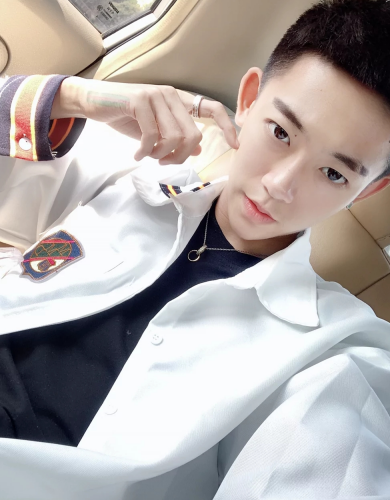 佳帅妈妈近照曝光,高鼻梁大眼睛太抢镜,看不出已经48岁了