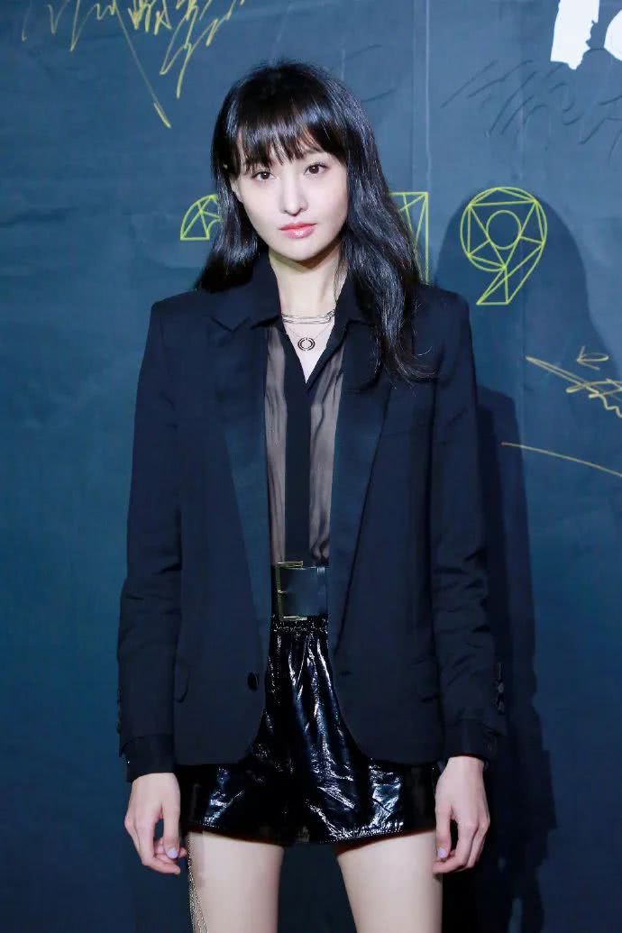 郑爽最近变化是越来越大了,穿黑色西装扮成熟,脸颊凹陷有点显老