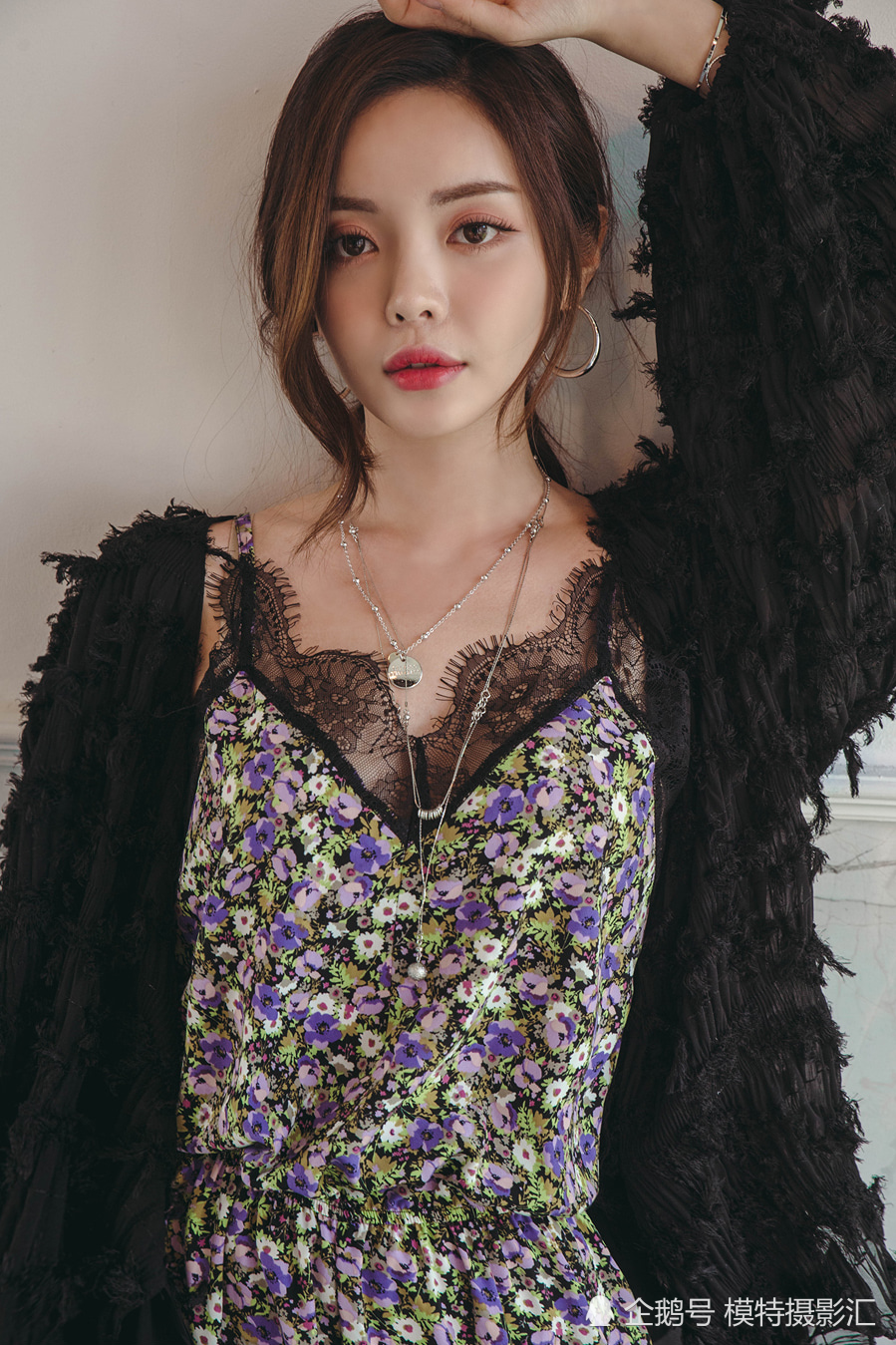 金贞姬藤蔓黑天鹅绒毛毛衣外套,黑天使的美颜