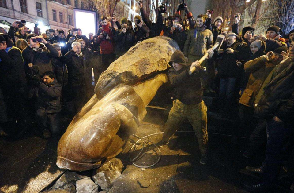 愤怒之火爆燃,美黑人之死震撼欧洲,多国名人被示威者"翻旧账"