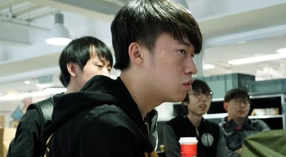 rng队内麦克风曝光,和s8比相差了太多,uzi"画风"大变