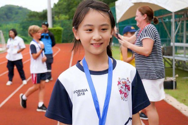 田亮晒女儿森碟近照身高近一米七大长腿延续老爸运动天赋