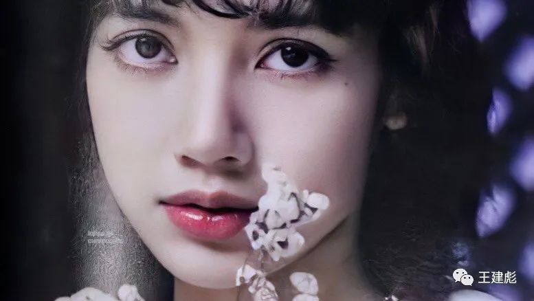 粉墨成员lisa新画报被公开,港风小白裙显清纯,衣角打蝴蝶结造型真好看