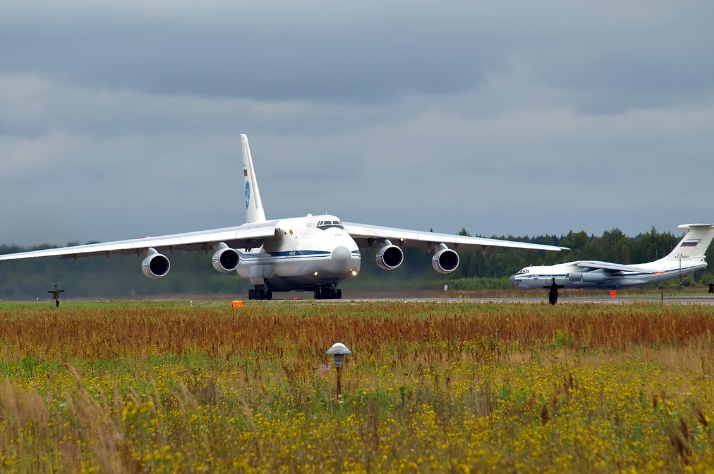 安-124运输机有多大?和伊尔-76同框大的像只巨兽
