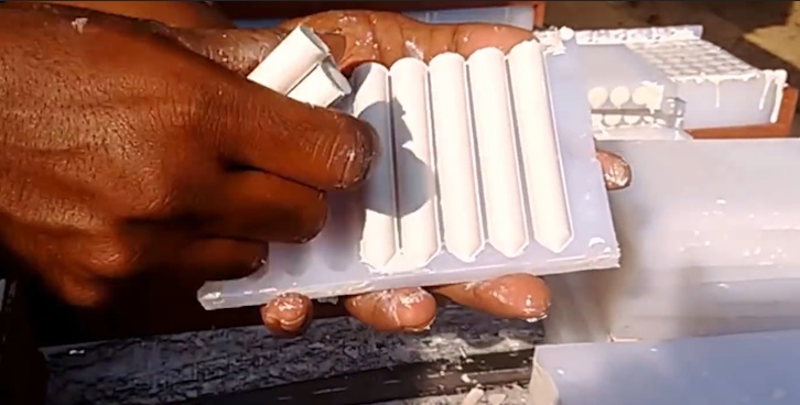 在将其拿出晾晒一段时间即可 要是想制作彩色粉笔的话 在搅拌的过程中