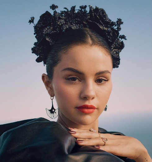 赛琳娜·戈麦斯穿深v秀性感 眼神撩人栗色皮肤吸睛