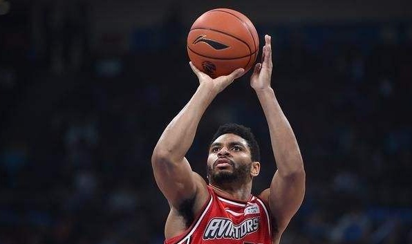 cba真情一幕,弗里曼坚守球队,深圳男篮给予转正加薪资