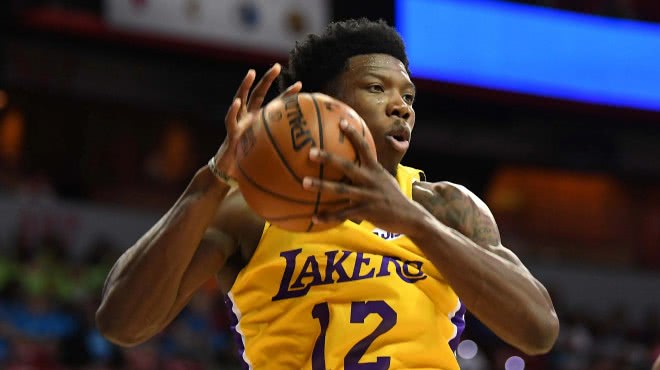 据nba名记查拉尼亚的消息,湖人已经裁掉了后卫扎克-诺威尔,随后与前锋