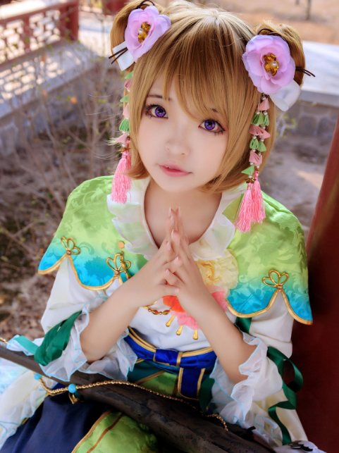 小泉花阳cos图片欣赏,娇俏可人的金发小姐姐,可爱十足.