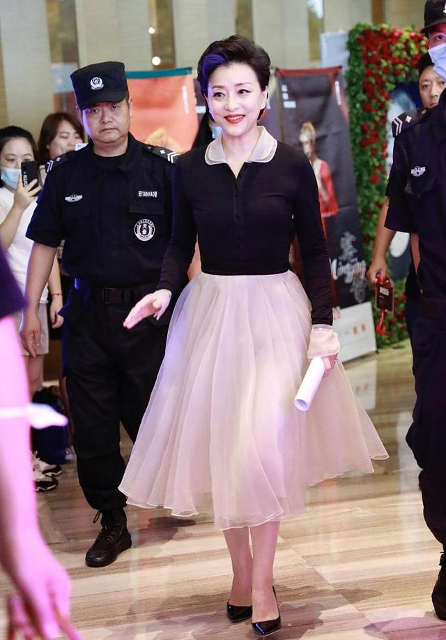 杨澜好会装嫩!黑上衣配粉色纱裙大气减龄,50多岁就该这么优雅