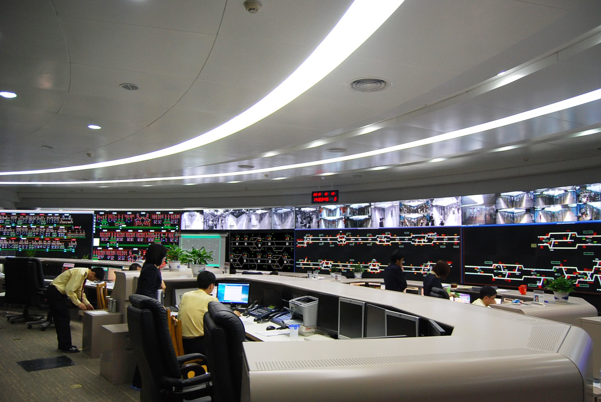 地铁控制中心,应该怎么选控制台?