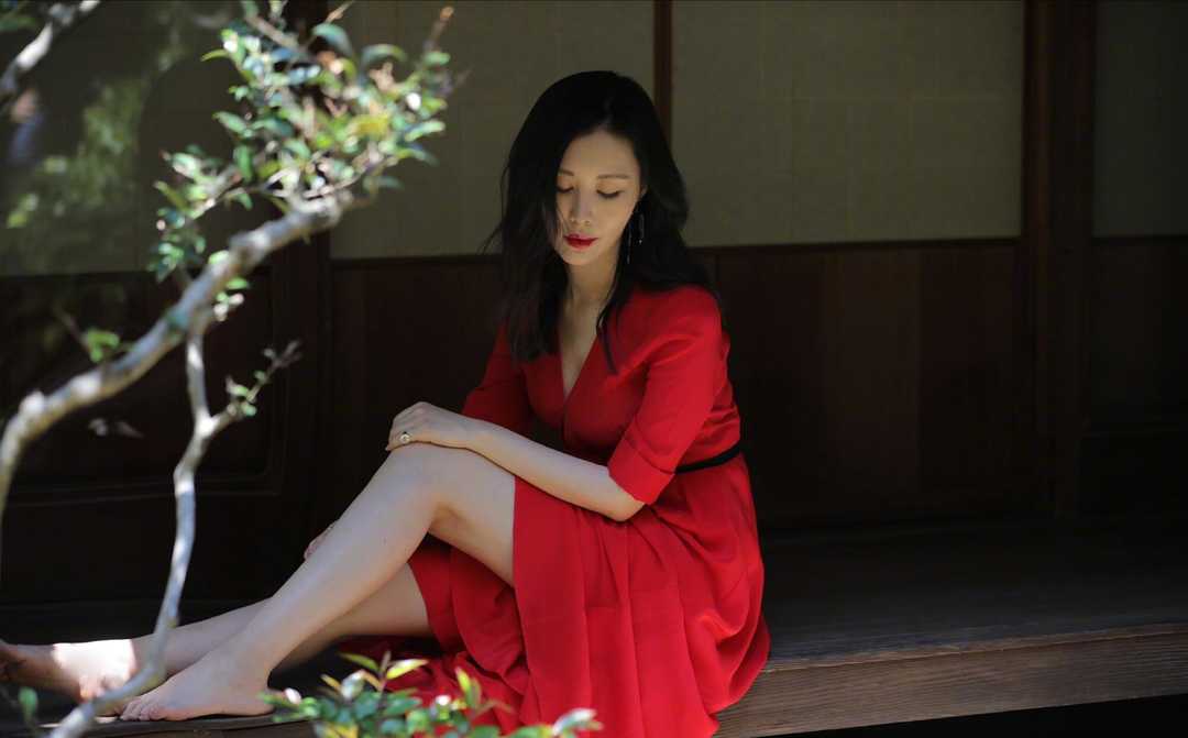 田朴珺气质出挑,军绿色长款夹克配牛仔裤保暖简约,难掩名媛气质