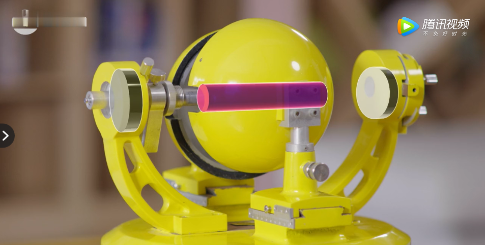 我们第一台激光器里面它就是红宝石;另外它要有一个腔镜构成谐振腔