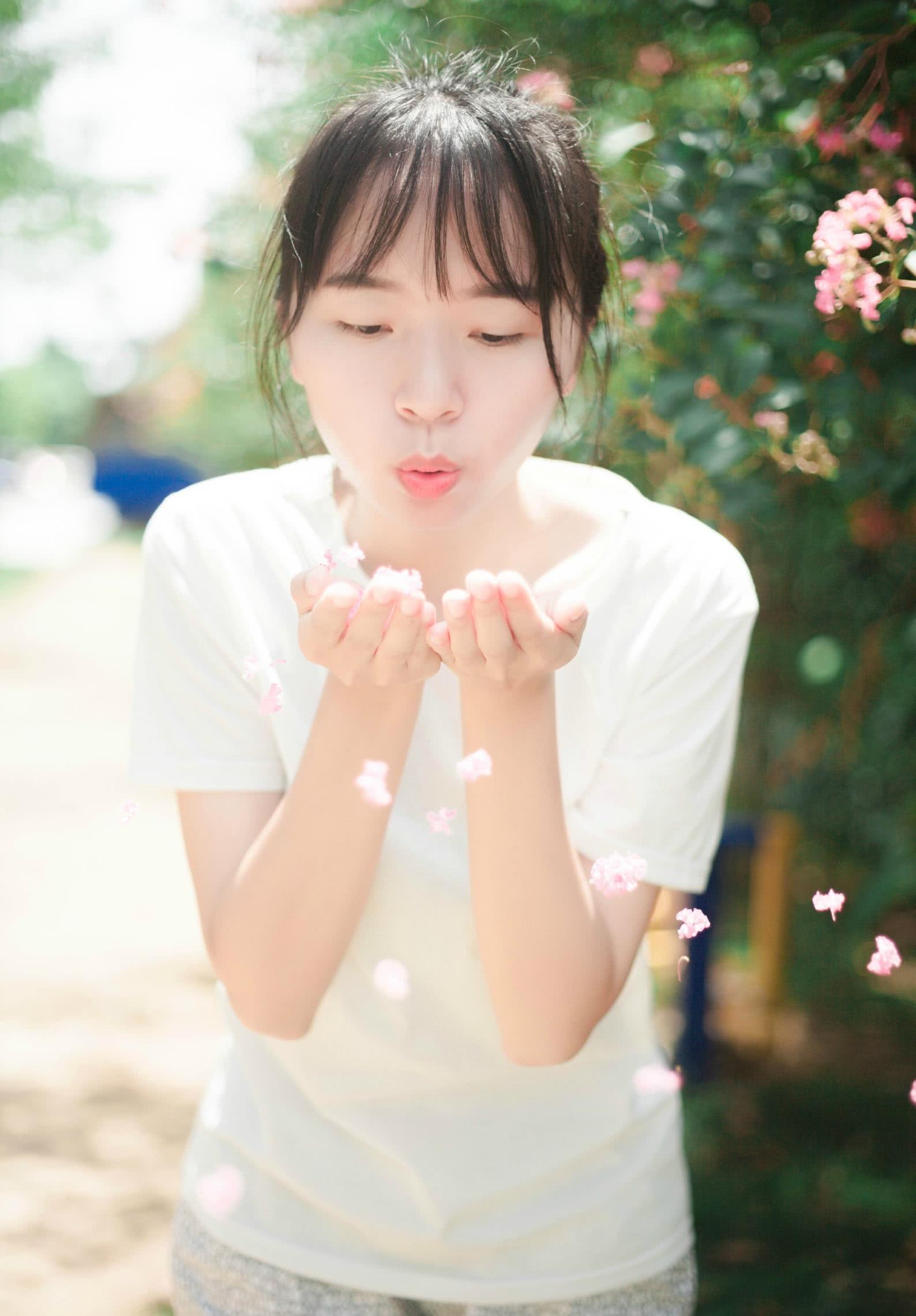 扎着马尾的少女,身穿简单服饰