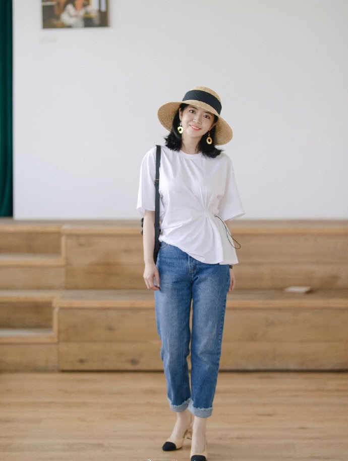 春季就要这样穿,白t恤配牛仔裤清爽简约,基础款也能穿出高级感