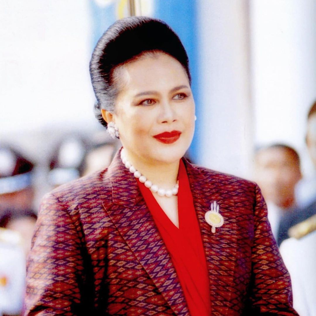 泰王回国给太后88岁贺寿祈福,苏提达穿裹身裙勒出肚