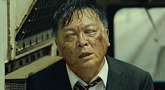 釜山行:丧尸变异前都会晕倒,为何金常务却没有?细思极恐!