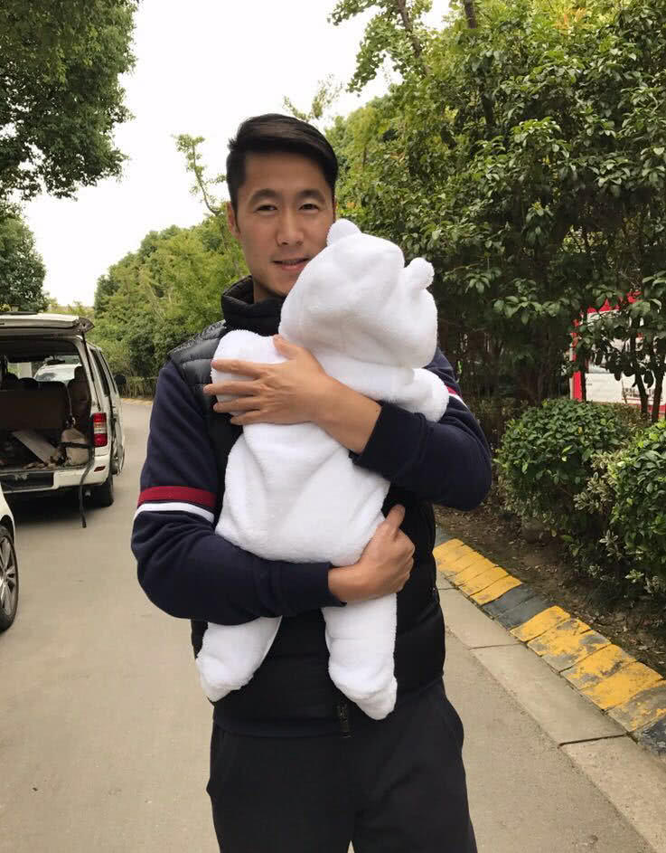 国乒王励勤有二胎宝宝,两年抱俩,小手牵大手温馨又幸福