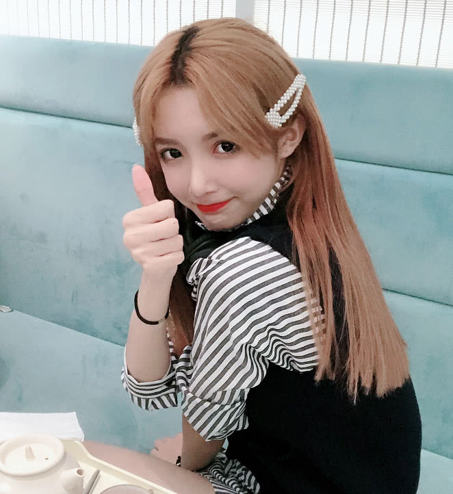 女装大佬艾比终于换回男装,看到容颜后,网友:女粉了解一下?