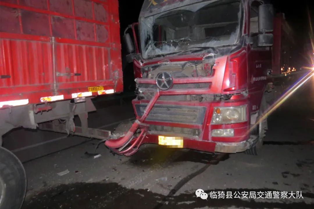 运城两半挂车在高速上追尾