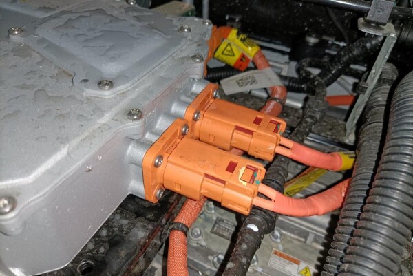 广汽埃安AION Y前机舱漏水问题无法彻底解决，厂家和4S店相互“踢皮球”