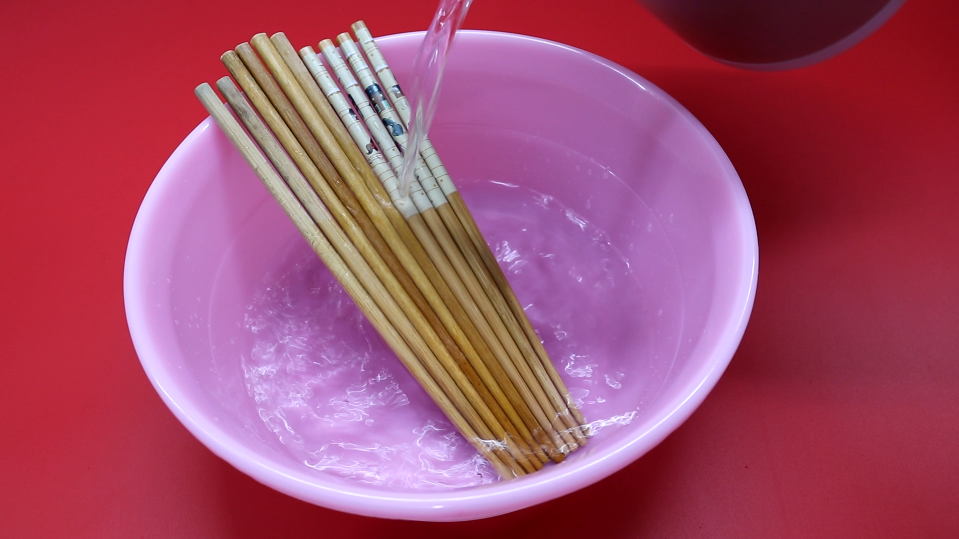 用洗洁精来洗,最后放到锅里,沸水煮半小时就可以了平时清洗筷子要彻底