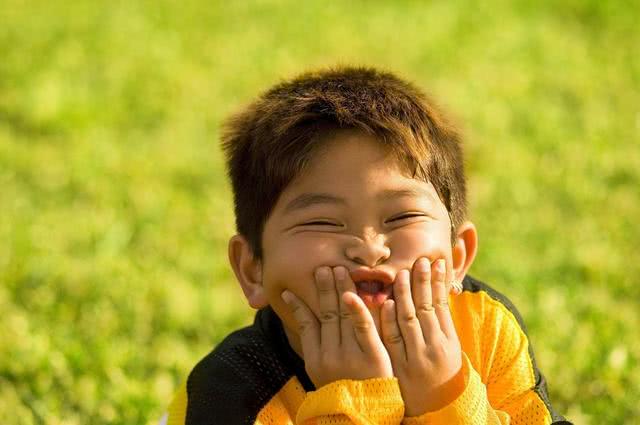 孩子做错事被罚抄"姓",妈妈拍照上传走红,网友:颜真卿转世