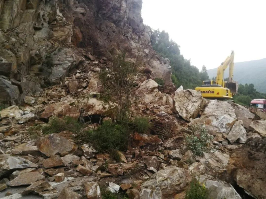 注意青海这一段路发生山体滑坡