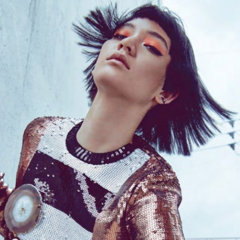 日本超模松冈莫娜桌面壁纸,卷发美女清新养眼,慵懒居家图片