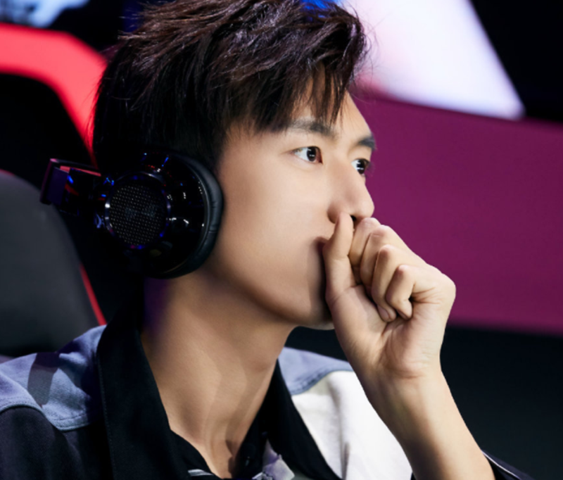 李现现身电竞赛场打游戏,"韩商言"再次重返赛场,颜值绝了