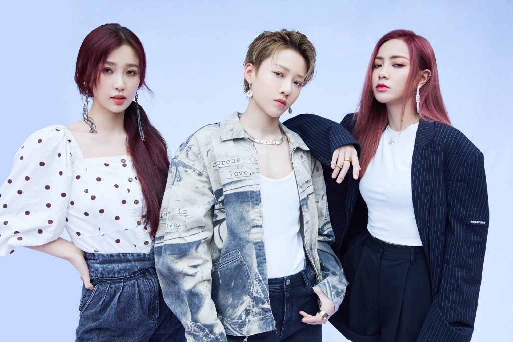 青春有你2》的热度比隔壁家的要火得多,9位出道的女孩组合为the9组合