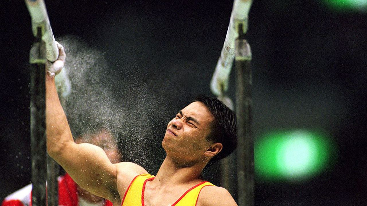 奥运冠军李小双,24岁因伤退役,46岁身家过亿,结婚18年无后代