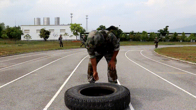 该旅某营营长李新博告诉笔者:"通过开展群众性比武竞赛活动,在单位