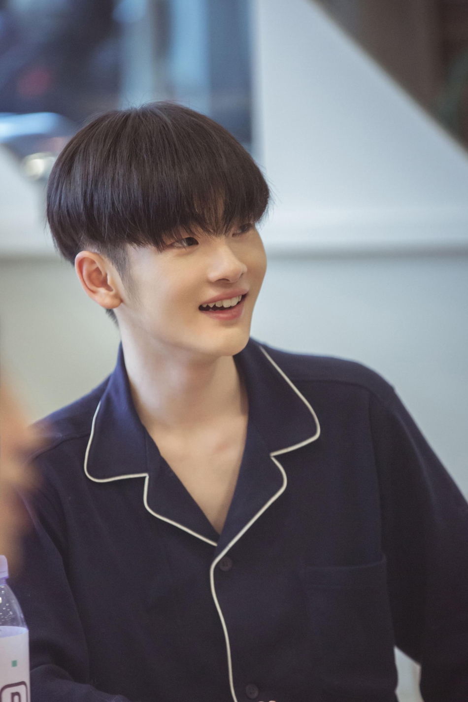 周震南着灰蓝色睡衣随性放松 做饭撸猫居家闲适