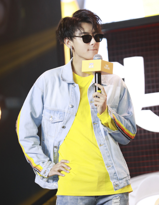 黄子韬参加活动照,休闲帅气,尽显暖男气质