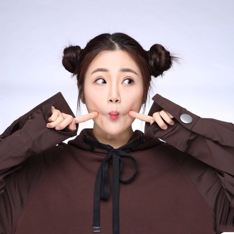 张可盈时尚大片,表情搞怪真是个小可爱