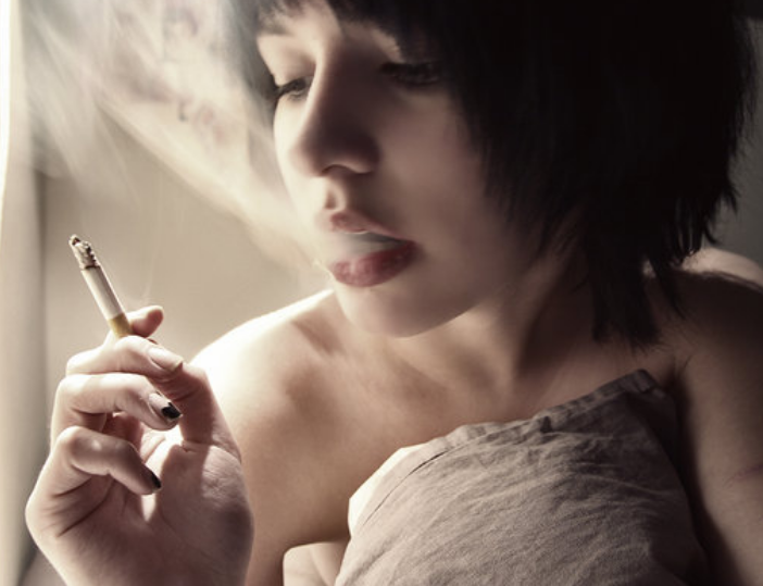 初中生"吸烟"班主任一眼就看穿,这3点完全出卖了你!