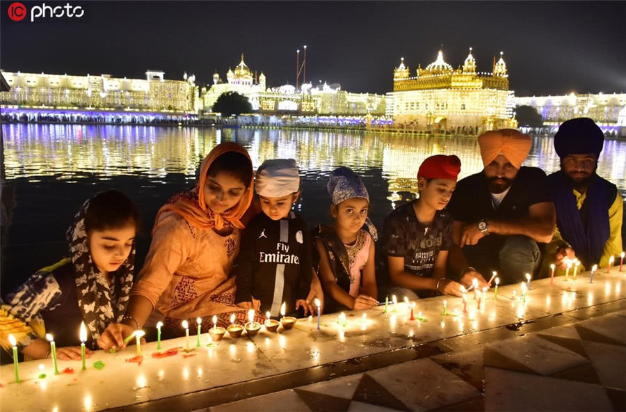 印度庆祝排灯节 金庙被点亮金碧辉煌