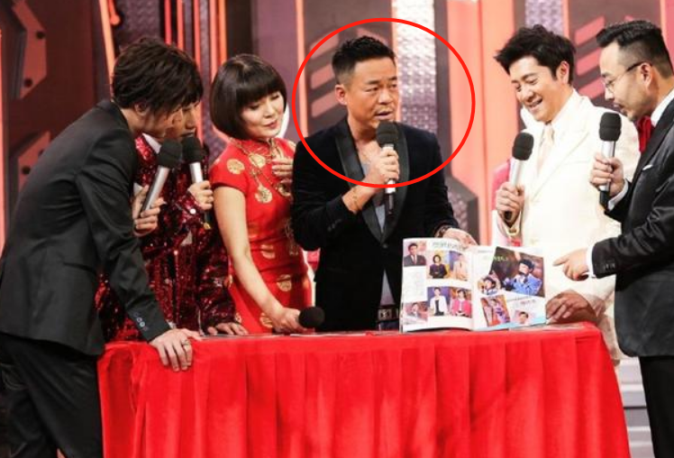 两度登台春晚献唱,因《中华民谣》大火,50岁坐路边无人识太唏嘘